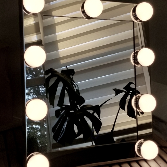 Hollywood style led makeup mirror - Picture 2 of 3